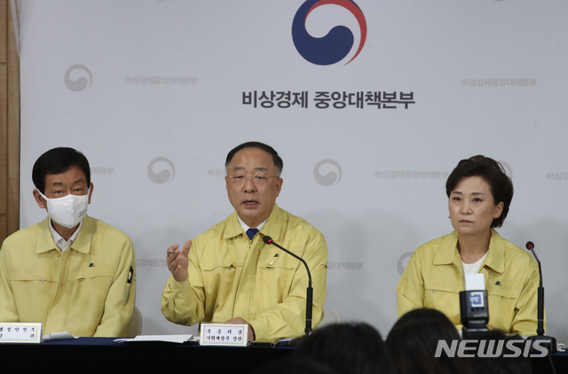 [서울=뉴시스]김명원 기자 = 홍남기 경제부총리 겸 기획재정부 장관이 10일 오전 서울 종로구 정부서울청사 합동브리핑실에서 열린 부동산 보완대책 추진방안 등에 대한 제10차 비상경제 중앙대책본부(중대본) 회의 결과를 발표하고 있다. 이날 발표는 문재인 정부 들어 22번째 부동산 대책이다. 2020.07.10.&nbsp; kmx1105@newsis.com