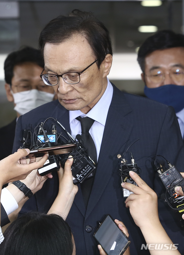 [서울=뉴시스] 최진석 기자 = 이해찬 더불어민주당 대표가 10일 고 박원순 서울시장의 빈소가 차려진 서울 종로구 서울대병원 장례식장에서 조문을 마친 뒤 취재진의 질문에 불쾌감을 표시하고 있다. 2020.07.10.photo@newsis.com