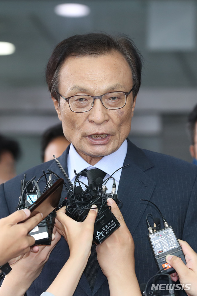 [서울=뉴시스] 최진석 기자 = 이해찬 더불어민주당 대표가 10일 고 박원순 서울시장의 빈소가 차려진 서울 종로구 서울대병원 장례식장에서 조문을 마친 뒤 취재진의 질문에 답하고 있다. 2020.07.10. photo@newsis.com