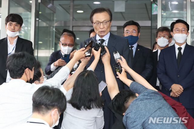 [서울=뉴시스] 최진석 기자 = 이해찬 더불어민주당 대표가 10일 고 박원순 서울시장의 빈소가 차려진 서울 종로구 서울대병원 장례식장에서 조문을 마친 뒤 취재진의 질문에 답하고 있다. 2020.07.10. photo@newsis.com