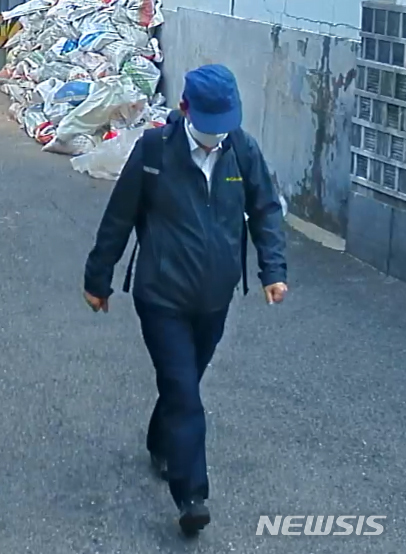 [서울=뉴시스] 박진희 기자 = 고 박원순 서울시장의 생전 마지막 모습이 9일 오전 서울 종로구 가회동 인근 폐쇄회로(CC)TV에 찍혀 있다. (사진=독자 제공) 2020.07.10.  photo@newsis.com