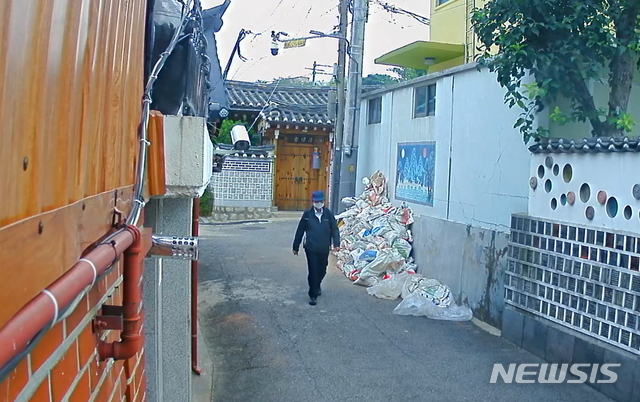 [서울=뉴시스] 박진희 기자 = 고 박원순 서울시장의 생전 마지막 모습이 9일 오전 서울 종로구 가회동 인근 폐쇄회로(CC)TV에 찍혀 있다. (사진=독자 제공) 2020.07.10. photo@newsis.com