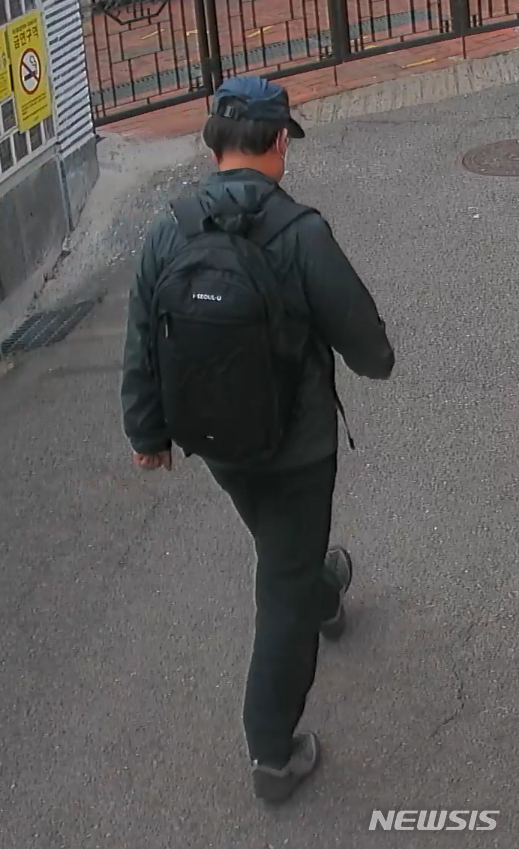 [서울=뉴시스] 박진희 기자 = 고 박원순 서울시장의 생전 마지막 모습이 9일 오전 서울 종로구 가회동 인근 폐쇄회로(CC)TV에 찍혀 있다. (사진=독자 제공) 2020.07.10.  photo@newsis.com