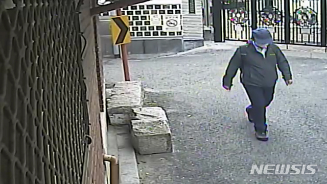 [서울=뉴시스] 박진희 기자 = 고 박원순 서울시장의 생전 마지막 모습이 9일 오전 서울 종로구 가회동 인근 폐쇄회로(CC)TV에 찍혀 있다. (사진=독자 제공) 2020.07.10. photo@newsis.com