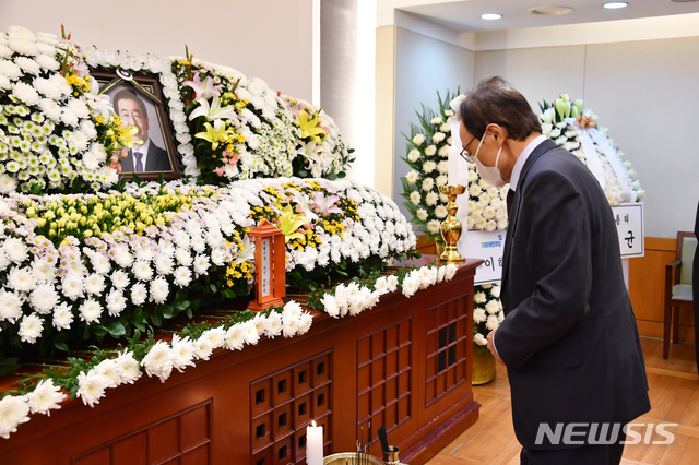 [서울=뉴시스]이해찬 더불어민주당 대표가 10일 오전 서울 종로구 서울대병원 장례식장에 마련된 고 박원순 서울시장 빈소로 들어서고 있다. (사진=서울시 제공) 2020.07.10. photo@newsis.com