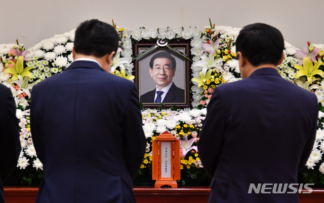 [서울=뉴시스]10일 오전 서울 종로구 서울대병원 장례식장에 고 박원순 서울시장 빈소가 마련돼 있다. (사진=서울시 제공) 2020.07.10. photo@newsis.com
