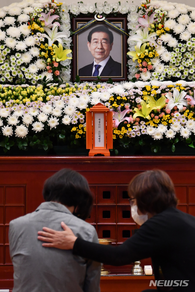 [서울=뉴시스]10일 오전 서울 종로구 서울대병원 장례식장에 고 박원순 서울시장 빈소가 마련돼 있다. (사진=서울시 제공) 2020.07.10. photo@newsis.com