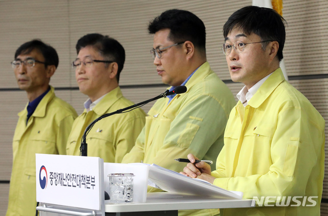 [세종=뉴시스]강종민 기자 = 윤태호 중앙사고수습본부 방역총괄반장(보건복지부 공공보건정책관)이 10일 오전 정부세종청사에서 해외입국자 관리 강화 방안과 자가격리자 관리체계 강화방안 등에 대해 설명하고 있다. 2020.07.10. ppkjm@newsis.com