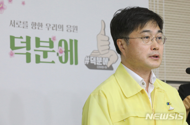 [세종=뉴시스]강종민 기자 = 윤태호 중앙사고수습본부 방역총괄반장(보건복지부 공공보건정책관)이 10일 오전 정부세종청사에서 해외입국자 관리 강화 방안과 자가격리자 관리체계 강화방안 등에 대해 설명하고 있다. 2020.07.10. ppkjm@newsis.com