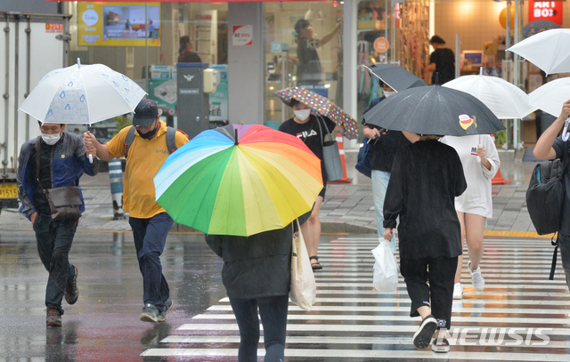 [울산=뉴시스] 배병수 기자 = 전국 곳곳에 장맛비가 내린 지난 10일 오후 울산 남구 롯데호텔 인근 횡단보도에서 시민들이 우산을 쓴 채 발걸음을 재촉하고 있다. 2020.07.10. bbs@newsis.com