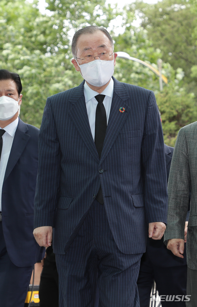 [서울=뉴시스]최진석 기자 = 반기문 전 UN사무총장이 10일 오후 서울 종로구 서울대병원 장례식장에 마련된 고 박원순 서울시장의 빈소로 향하고 있다. 2020.07.10. photo@newsis.com