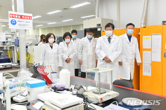 [서울=뉴시스]안일환 기획재정부 차관이 10일 코로나19 치료제·백신관련 현장방문 일환으로 경기도 성남시 판교에 위치한 제넥신을 방문, 백신개발 연구현장에서 관계자의 설명을 듣고 있다. (사진=기획재정부 제공) 2020.07.10.&nbsp; photo@newsis.com