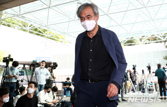 [서울=뉴시스] 이영환 기자 = 이태호 참여연대 위원장이 10일 오후 고 박원순 서울시장의 빈소가 차려진 서울 종로구 서울대병원 장례식장으로 들어가고 있다. 2020.07.10. 20hwan@newsis.com