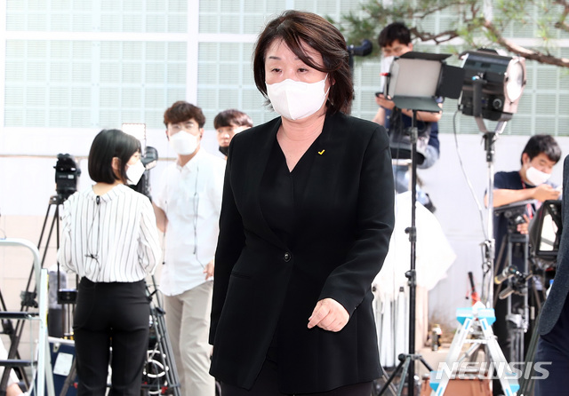 [서울=뉴시스] 이영환 기자 = 심상정 정의당 대표가 10일 오후 고 박원순 서울시장의 빈소가 차려진 서울 종로구 서울대병원 장례식장으로 들어가고 있다. 2020.07.10.20hwan@newsis.com