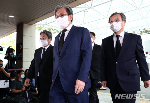 [서울=뉴시스] 이영환 기자 = 노영민 청와대 비서실장, 강기정 정무수석 등이 10일 오후 고 박원순 서울시장의 빈소가 차려진 서울 종로구 서울대병원 장례식장으로 들어가고 있다. 2020.07.10.20hwan@newsis.com