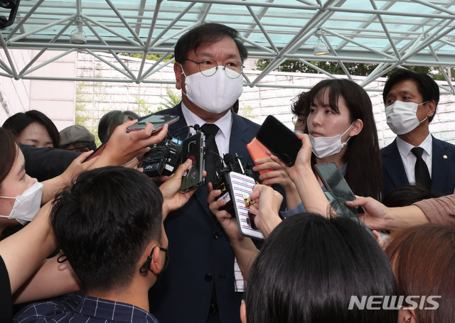 [서울=뉴시스]최진석 기자 = 김태년 더불어민주당 원내대표가 10일 오후 고 박원순 서울시장의 빈소가 차려진 서울 종로구 서울대병원 장례식장 입구에서 취재진의 질문에 답하고 있다. 2020.07.10.&nbsp; photo@newsis.com