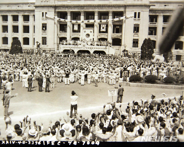 [서울=뉴시스] 1948년 8월 15일 중앙청 광장에서 열린 ‘대한민국 정부수립 국민축하식’에서 참석자들이 오세창(吳世昌)의 선창으로 ‘대한민국 만세’ 삼창을 하고 있다. (사진=미국 국립문서기록청) 2020.07.12. photo@newsis.com (* 위 사진은 재배포, 재판매, DB 및 활용을 금지합니다)