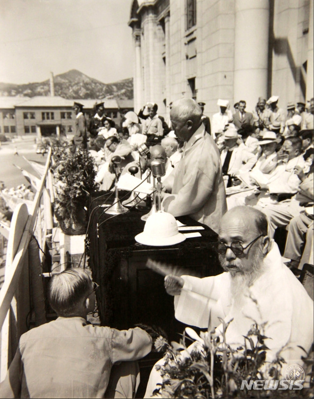 [서울=뉴시스] 1948년 8월 15일 중앙청 광장에서 열린 ‘대한민국 정부수립 국민축하식’에서 이승만 대통령이 기념사를 낭독하고 있다. 앞쪽에 전남 고흥에서 당선된 오석주(吳錫柱) 제헌의원의 모습이 보인다. (사진=미국 국립문서기록청) 2020.07.12. photo@newsis.com (* 위 사진은 재배포, 재판매, DB 및 활용을 금지합니다)