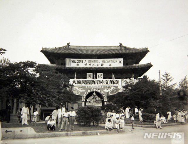 [서울=뉴시스] 1948년 8월 15일 남대문에 ‘경축 대한민국 정부 수립 만세’와 ‘맥아더 원사 환영’이라고 쓴 두 개의 현수막이 걸려 있다. (사진=미국 국립문서기록청) 2020.07.12. photo@newsis.com (* 위 사진은 재배포, 재판매, DB 및 활용을 금지합니다)