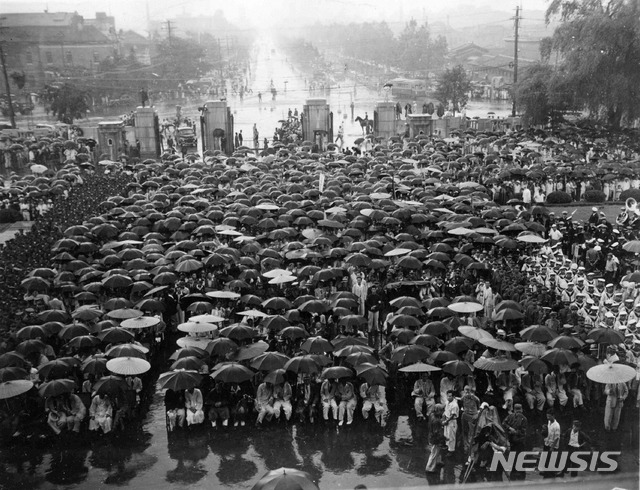[서울=뉴시스] 1948년 7월 24일 중앙청광장에서 열린 대통령과 부통령 취임식에 참석한 내빈들이 비가 내리는 가운데 행사를 지켜보고 있다. (사진=미국 국립문서기록청) 2020.07.12. photo@newsis.com (* 위 사진은 재배포, 재판매, DB 및 활용을 금지합니다)