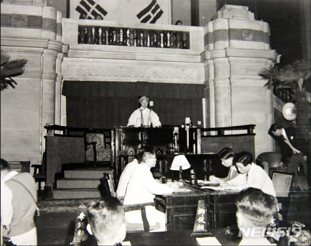 [서울=뉴시스] 1948년 7월 17일 오전 10시 중앙청 국회의사당에서 헌법에 서명한 후 이승만 국회의장은 “나 이승만은 국회 의장의 자격으로 이 간단한 예식으로서 서명하고 이 헌법이 우리 국민의 완전한 국법임을 세계에 선포합니다”라고 헌법 공포 했다. (사진=미국 국립문서기록청) 2020.07.12. photo@newsis.com (* 위 사진은 재배포, 재판매, DB 및 활용을 금지합니다)