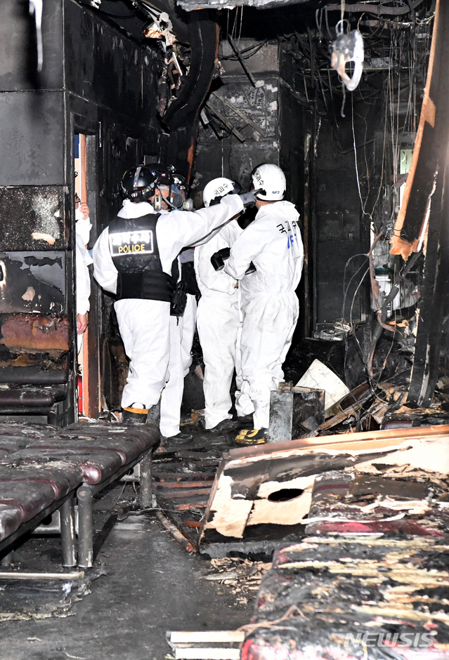 [고흥=뉴시스] 신대희 기자 = 10일 오전 3시42분 전남 고흥군 고흥읍 윤호21병원에서 불이 나 환자 3명이 숨지고 27명이 크고 작은 부상을 입었다. 경찰·소방당국·국립과학수사연구원이 이날 오후 불이 시작된 병원 1층에서 합동 감식을 하고 있다. 2020.07.10. sdhdream@newsis.com