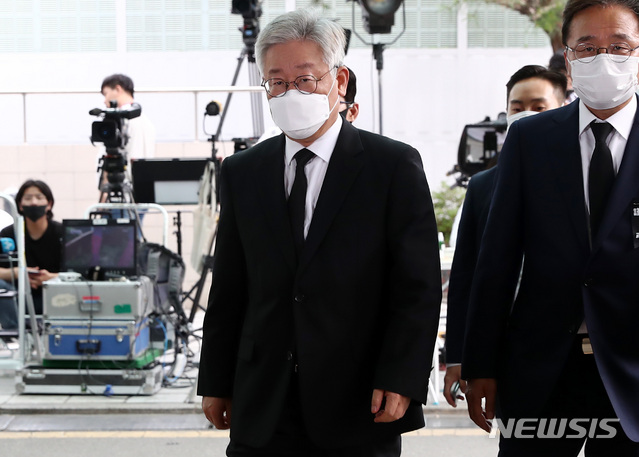 [서울=뉴시스] 이영환 기자 = 이재명 경기도지사가 10일 오후 고 박원순 서울시장의 빈소가 차려진 서울 종로구 서울대병원 장례식장으로 들어가고 있다. 2020.07.10. 20hwan@newsis.com