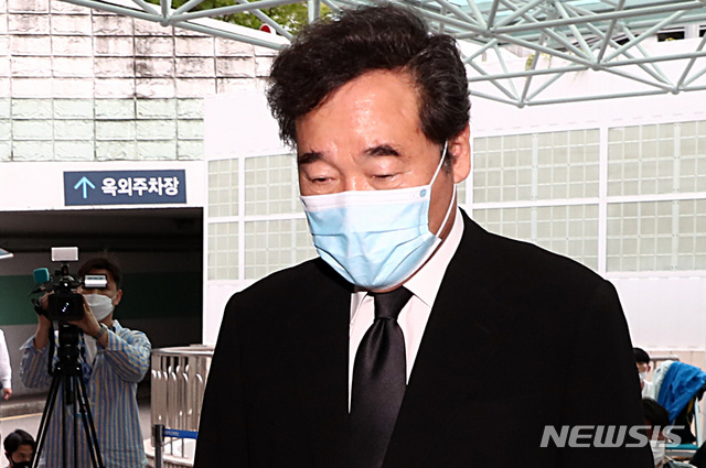 [서울=뉴시스] 이영환 기자 = 이낙연 더불어민주당 의원이 10일 오후 고 박원순 서울시장의 빈소가 차려진 서울 종로구 서울대병원 장례식장으로 들어가고 있다. 2020.07.10.20hwan@newsis.com