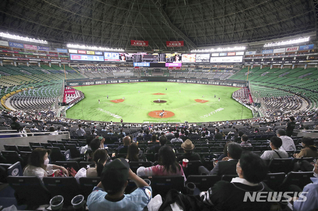 [후쿠오카=AP/뉴시스] 일본프로야구 라쿠텐 골든이글스와 소프트뱅크 호크스의 경기 장면. 2020.07.10