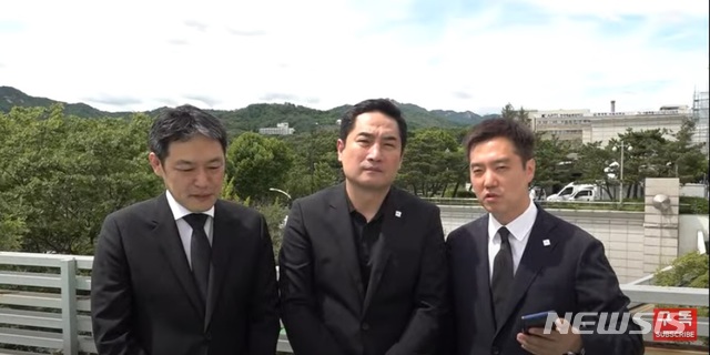 [서울=뉴시스]11일 유튜브 채널 가로세로연구소의 강용석 변호사 등이 박원순 서울시장의 빈소가 마련된 서울대병원 장례식장 인근 건물에서 방송을 진행하고 있다. 2020.7.11(사진=유튜브 캡처)  photo@newsis.com 