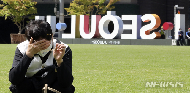 [서울=뉴시스] 최진석 기자 = 11일 오전 중구 서울광장에 차려진 고 박원순 서울시장의 시민분향소에서 시민이 눈물을 훔치고 있다. 시민분향소 조문은 이날 오전 11시부터 가능하다. 2020.07.11. myjs@newsis.com