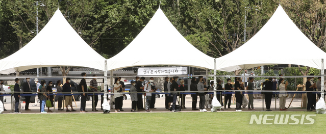 [서울=뉴시스] 최진석 기자 = 조문객들이 11일 오전 중구 서울광장에 차려진 고 박원순 서울시장의 시민분향소에서 분향 시작을 기다리고 있다. 시민분향소 조문은 이날 오전 11시부터 가능하다. 2020.07.11.myjs@newsis.com