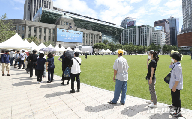 [서울=뉴시스] 최진석 기자 = 조문객들이 11일 오전 중구 서울광장에 차려진 고 박원순 서울시장의 시민분향소에서 분향 시작을 기다리고 있다. 시민분향소 조문은 이날 오전 11시부터 가능하다. 2020.07.11. myjs@newsis.com