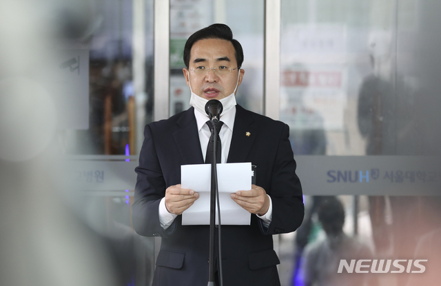 [서울=뉴시스]최진석 기자 = 박홍근 고 박원순 서울특별시장 장례위원회 공동집행위원장이 11일 고 박원순 서울시장의 빈소가 차려진 서울대병원 장례식장 앞에서 고 박원순 서울특별시장 장례위원회 구성 등에 관해 발표하고 있다. 2020.07.11.  myjs@newsis.com