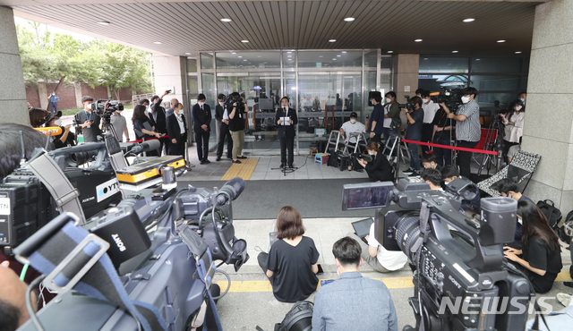 [서울=뉴시스]최진석 기자 = 박홍근 고 박원순 서울특별시장 장례위원회 공동집행위원장이 11일 고 박원순 서울시장의 빈소가 차려진 서울대병원 장례식장 앞에서 고 박원순 서울특별시장 장례위원회 구성 등에 관해 발표하고 있다. 2020.07.11.  myjs@newsis.com