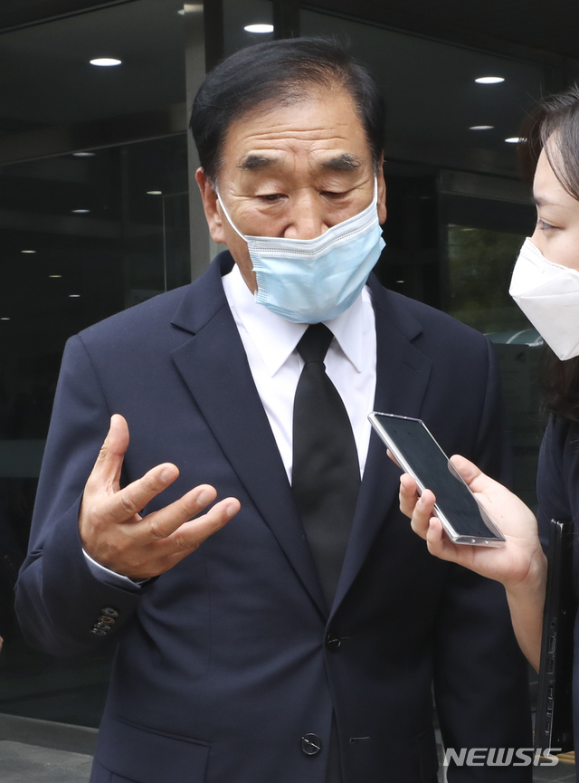 [서울=뉴시스]최진석 기자 = 이재오 전 의원이 11일 고 박원순 서울시장의 빈소가 차려진 서울대병원 장례식장에서 조문을 마친 뒤 나오며 쥐재진의 질문에 답하고 있다. 2020.07.11.  myjs@newsis.com