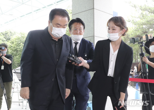 [서울=뉴시스]최진석 기자 = 문희상 전 국회의장이 11일 고 박원순 서울시장의 빈소가 차려진 서울대병원 장례식장으로 향하고 있다. 2020.07.11.  myjs@newsis.com