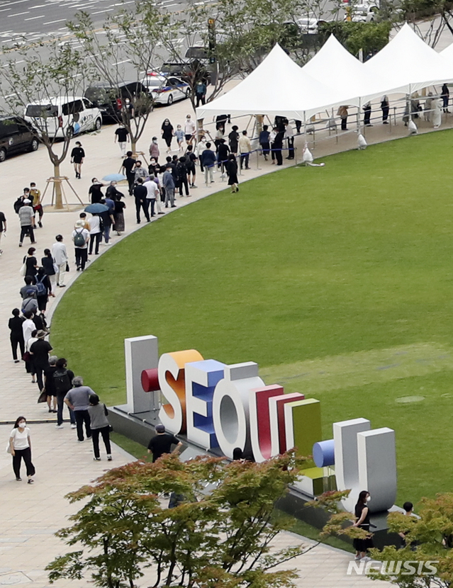 [서울=뉴시스] 최진석 기자 = 11일 중구 서울광장에 차려진 고 박원순 서울시장의 시민분향소를 찾은 시민들이 조문을 위해 줄지어 대기하고 있다. 2020.07.11. myjs@newsis.com