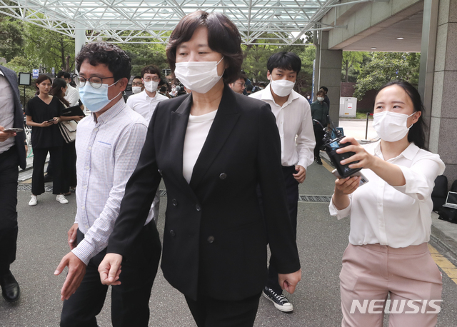 [서울=뉴시스]최진석 기자 = 이정미 전 정의당 대표가 11일 고 박원순 서울시장의 빈소가 차려진 서울대병원 장례식장에서 조문을 마친 뒤 이동하고 있다. 2020.07.11.  myjs@newsis.com