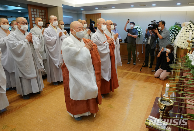 [서울=뉴시스]박진희 기자 = 조계종 총무원장 원행 스님이 11일 고 박원순 서울시장의 빈소가 차려진 서울대병원 장례식장에서 조문하고 있다. 2020.07.11. photo@newsis.com