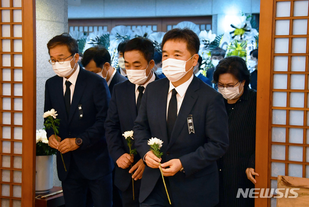 [서울=뉴시스]최진석 기자 = 서정협 서울시장 권한대행과 부시장단이 11일 종로구 서울대병원 장례식장에 차려진 고 박원순 서울시장의 빈소를 찾아 조문하고 있다. (사진=서울시 제공) 2020.07.11. photo@newsis.com