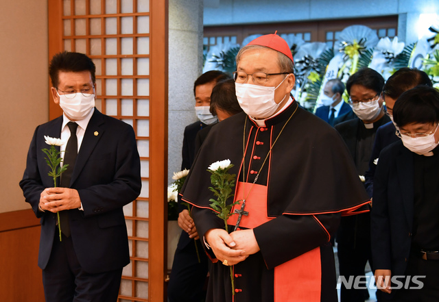 [서울=뉴시스]최진석 기자 = 염수정 추기경이 11일 종로구 서울대병원 장례식장에 차려진 고 박원순 서울시장의 빈소를 찾아 조문하고 있다. (사진=서울시 제공) 2020.07.11. photo@newsis.com