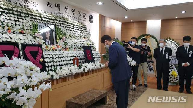 [안동=뉴시스] 이철우 경북지사가 11일 서울 아산병원에 설치된 고 백선엽 장군 빈소에서 조문하고 있다. (사진=경북도 제공) 2020.07.12