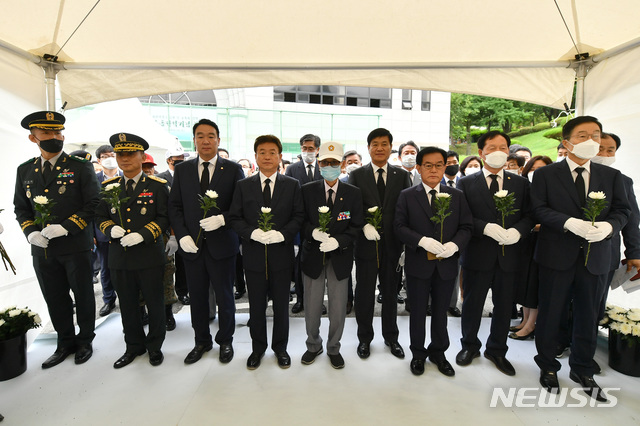 [안동=뉴시스] 경북 주요 기관장과 의원들이 12일 오전 칠곡군 다부동전적기념관에 마련된 고 백선엽 장군 분향소에서 조문을 하고 있다. (사진=경북도 제공) 2020.07.12