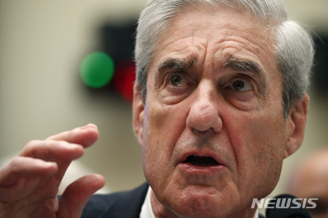 [ 워싱턴= AP/뉴시스]지난 해 7월 24일 미 하원정보위원회에서 증언하는 로버트 뮬러 특검.&nbsp; 그는 올 7월11자 워싱턴 포스트 기고문에서 트럼프의 사면에도 불구, 로저 스톤은 러시아와 내통한 유죄가 확정된 중범죄자라며 이례적으로 자신의 수사 내용과 개인 의견을 밝혔다.&nbsp;&nbsp;&nbsp; 