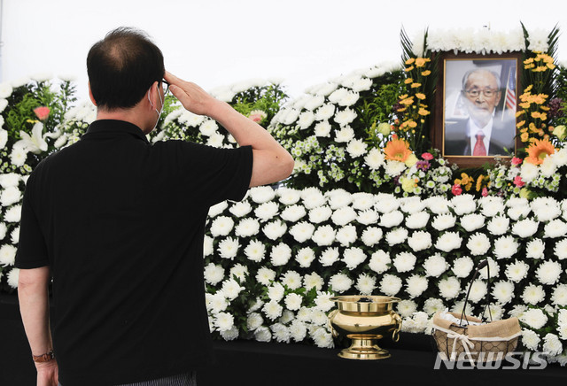 [서울=뉴시스] 박민석 기자 = 한 시민이 12일 오전 서울 종로구 광화문광장에 마련된 고 백선엽 장군 국민장 시민 분향소에서 영정 앞에 거수경례를 하고 있다. 2020.07.12.&nbsp; mspark@newsis.com