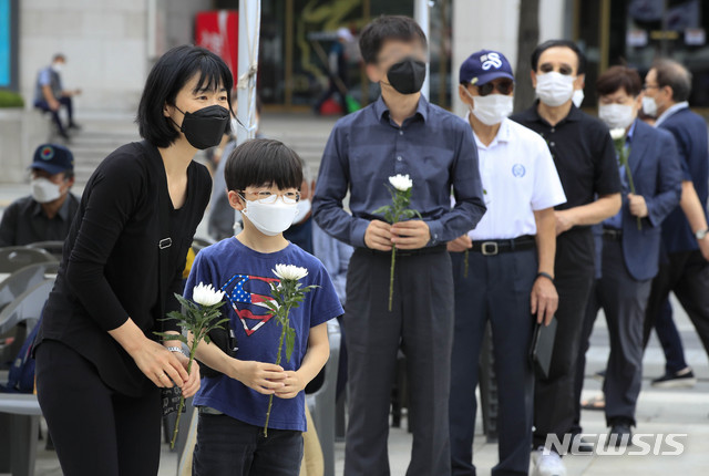 [서울=뉴시스] 박민석 기자 = 시민들이 12일 오전 서울 종로구 광화문광장에 마련된 고 백선엽 장군 국민장 시민 분향소 앞에서 조문하기 위해 길게 줄을 서 있다. 2020.07.12. mspark@newsis.com
