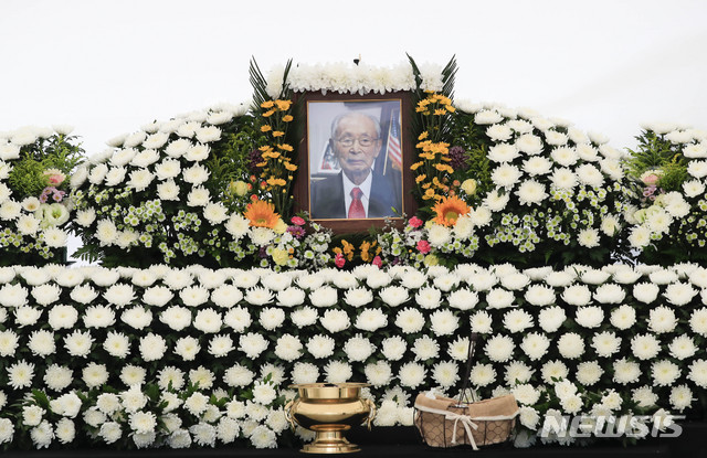 [서울=뉴시스] 박민석 기자 = 고 백선엽 장군의 영정이 12일 오전 서울 종로구 광화문광장에 마련된 고 백선엽 장군 국민장 시민 분향소에 마련돼 있다. 2020.07.12. mspark@newsis.com