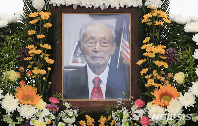 [서울=뉴시스] 박민석 기자 = 고 백선엽 장군의 영정이 12일 오전 서울 종로구 광화문광장에 마련된 고 백선엽 장군 국민장 시민 분향소에 마련돼 있다. 2020.07.12. mspark@newsis.com