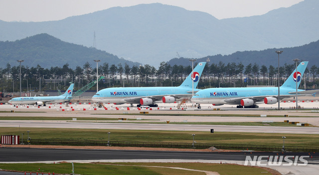 [인천공항=뉴시스]홍효식 기자 = 대한항공이 올 2분기 신종 코로나바이러스 감염증(코로나19) 팬데믹 속에서도 흑자를 낼 수 있다는 관측이 나온다. 항공 화물이 공급 대비 많은 수요에 운임이 오르며 여객 수요 부진을 상쇄했기 때문이다. 사진은 12일 인천국제공항 주기장에 대한항공 여객기들이 주기돼있다. 2020.07.12.&nbsp; yesphoto@newsis.com